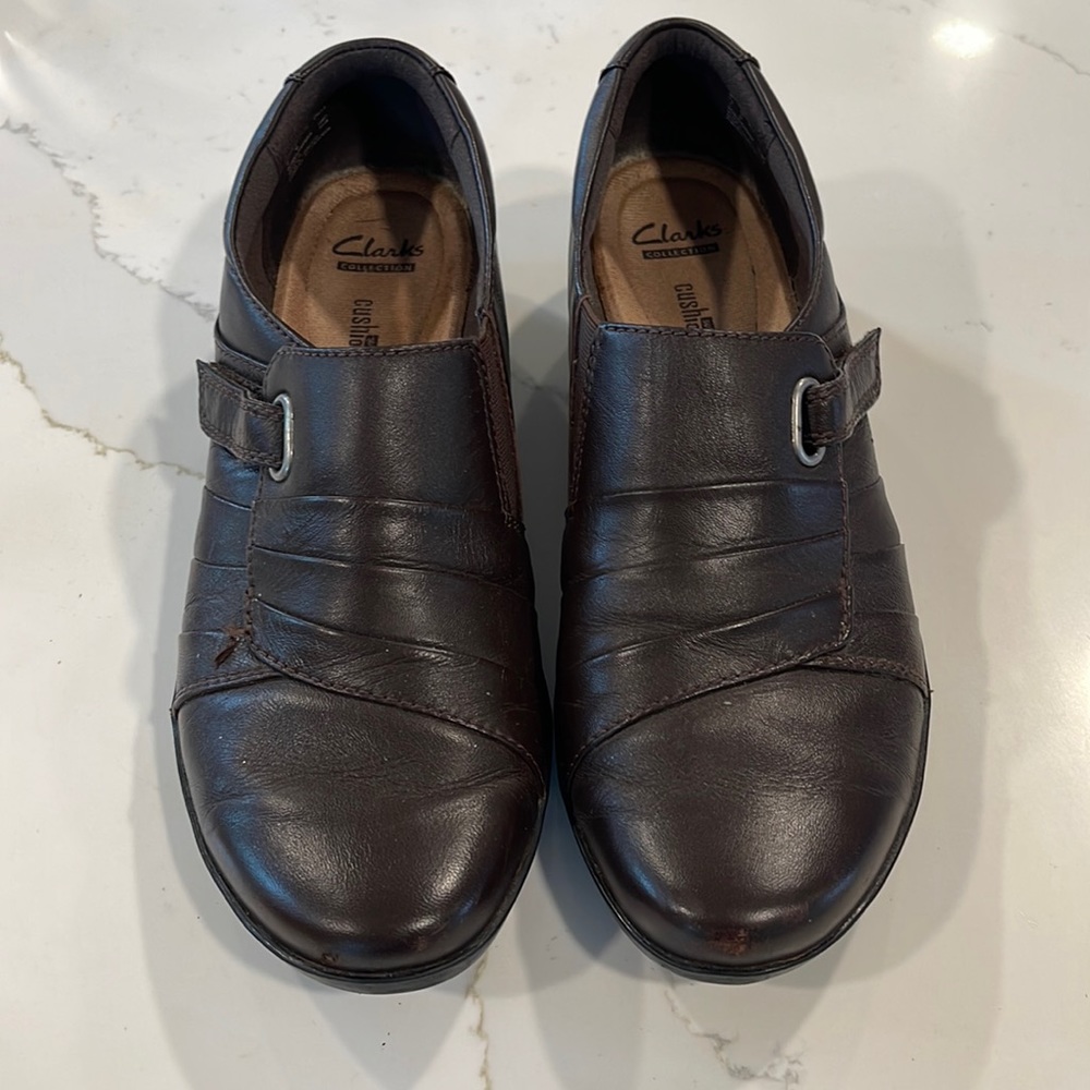 Clarks Collection soft cushion brown loafers closed toe